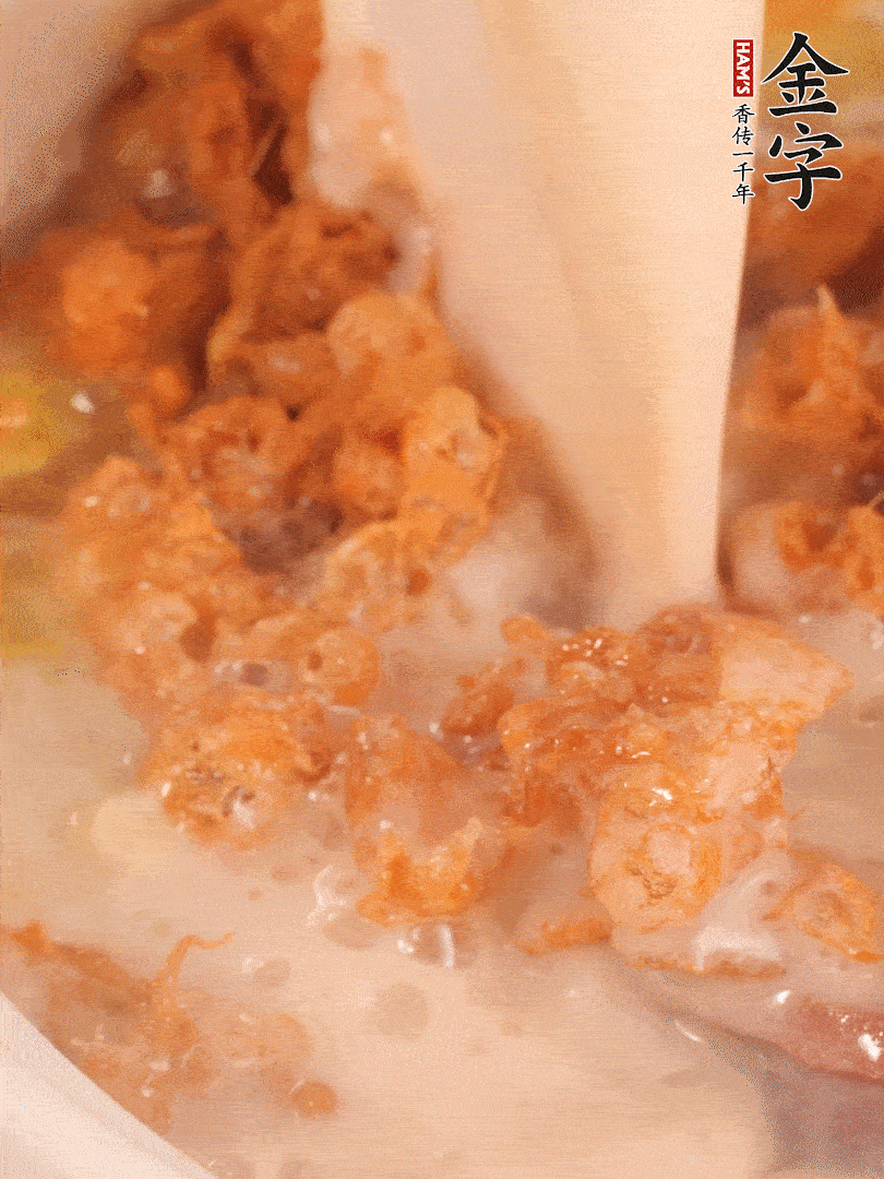 加入蛋酥再煨煮2分鐘，加入豆?jié){。