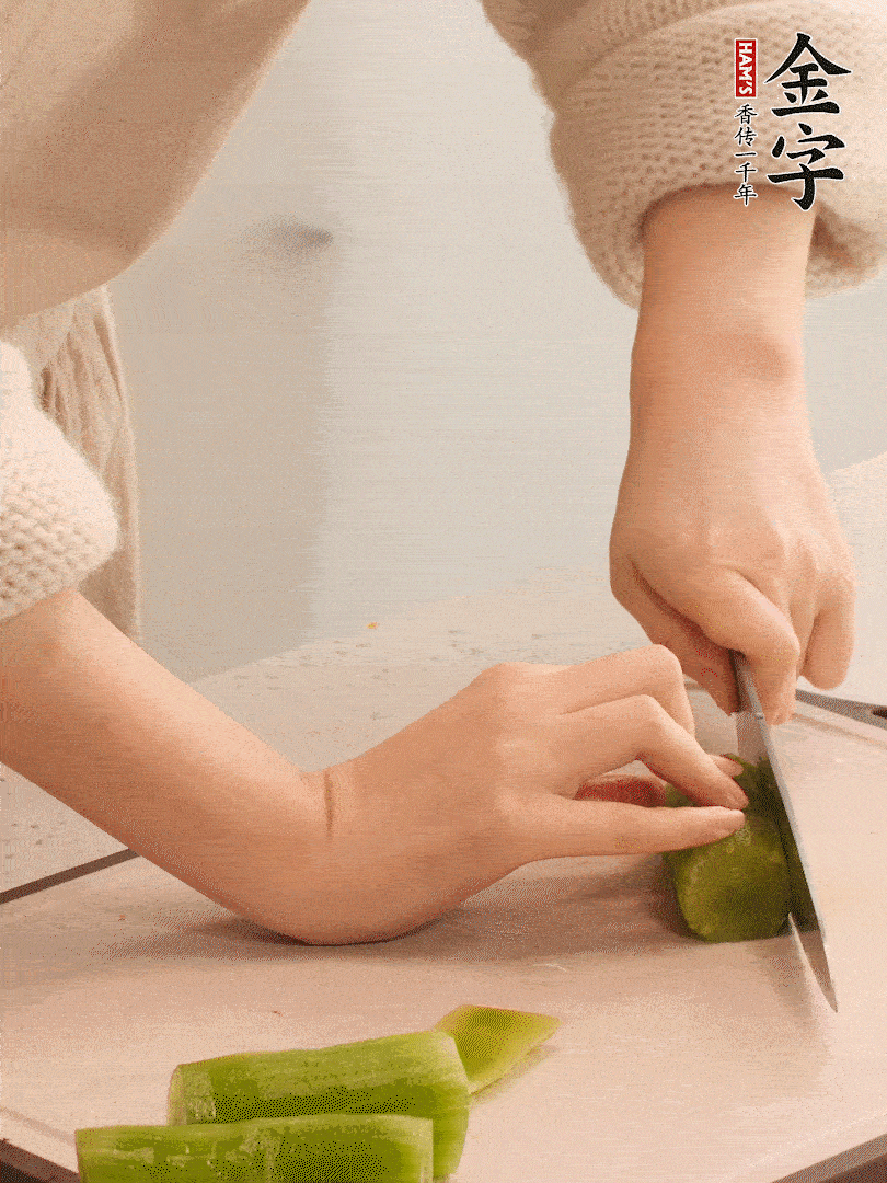 萵筍和白蘿卜用擦絲器擦成細絲。