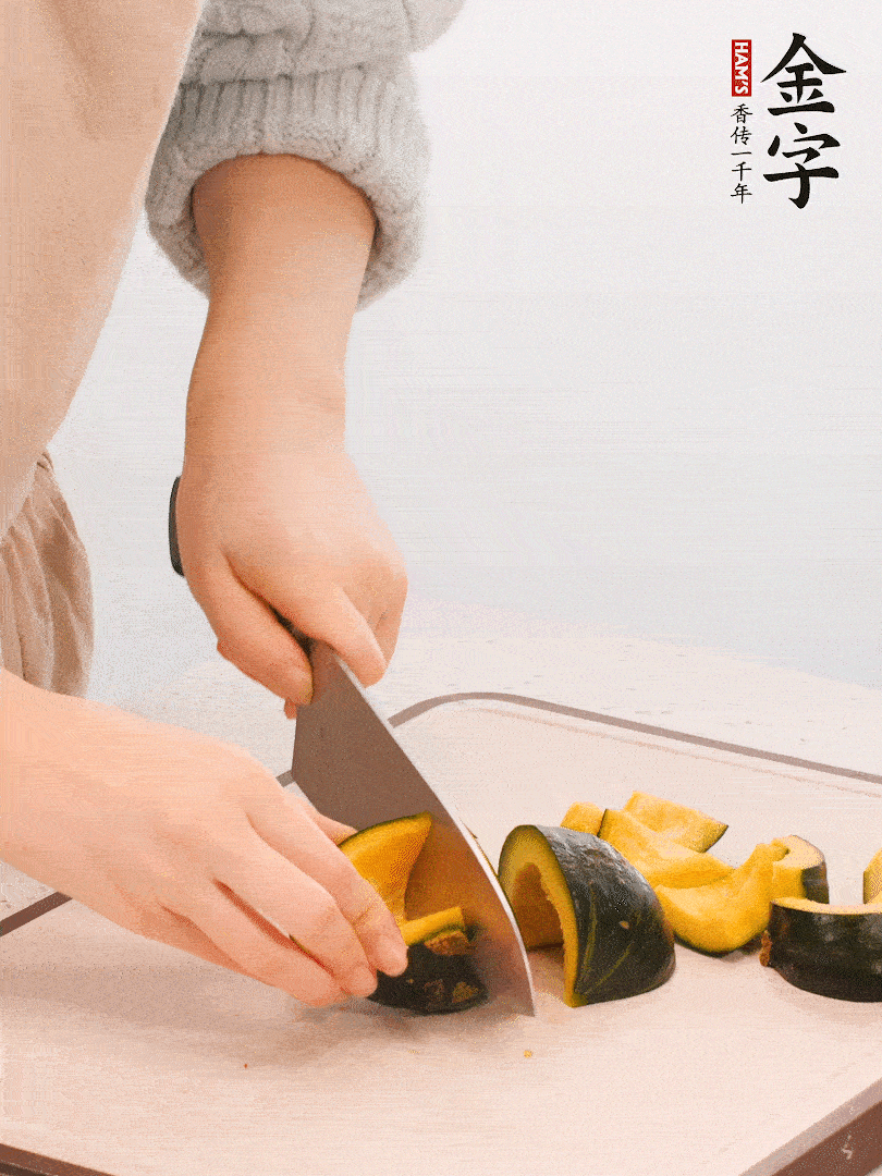 貝貝南瓜切小塊，生姜切成姜絲。