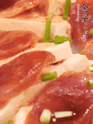 調(diào)一個(gè)醬汁：2勺生抽、1勺蠔油、半勺白糖、1勺淀粉、半碗清水調(diào)成料汁燒開