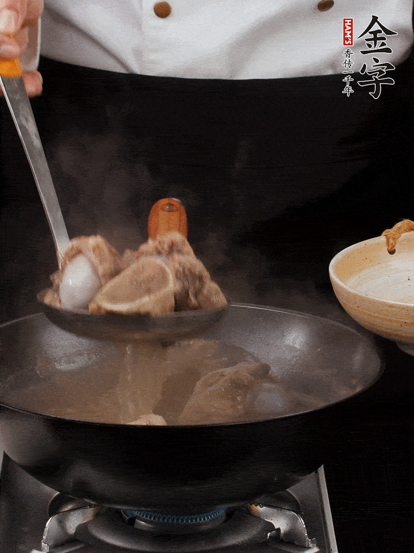 大筒骨清水浸泡30分鐘，中途換水2-3次。冷水下鍋，加姜片、料酒焯水，撇去浮沫。