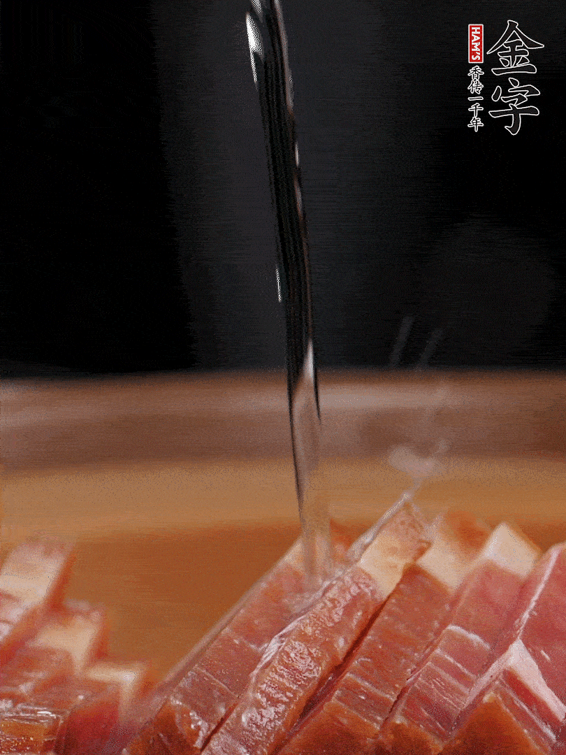 金字火腿切片，放入溫水中泡10分鐘，金字土香腸斜切成片。千張切成細條。