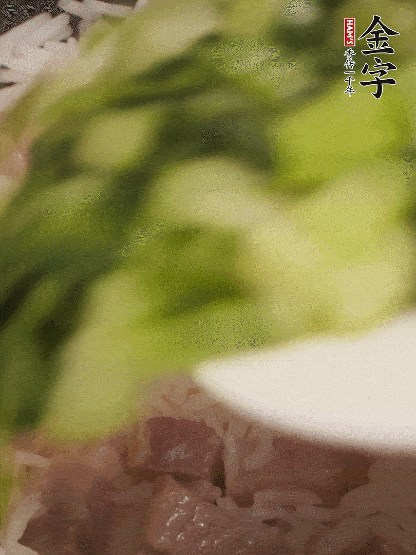 將燜煮好的米飯，倒入炒熟的蔬菜中，翻炒均勻鍆繼續(xù)燜煮5分鐘