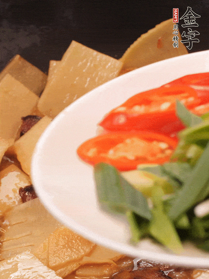 少許料酒增香，下蒜白、青紅辣椒略微翻炒