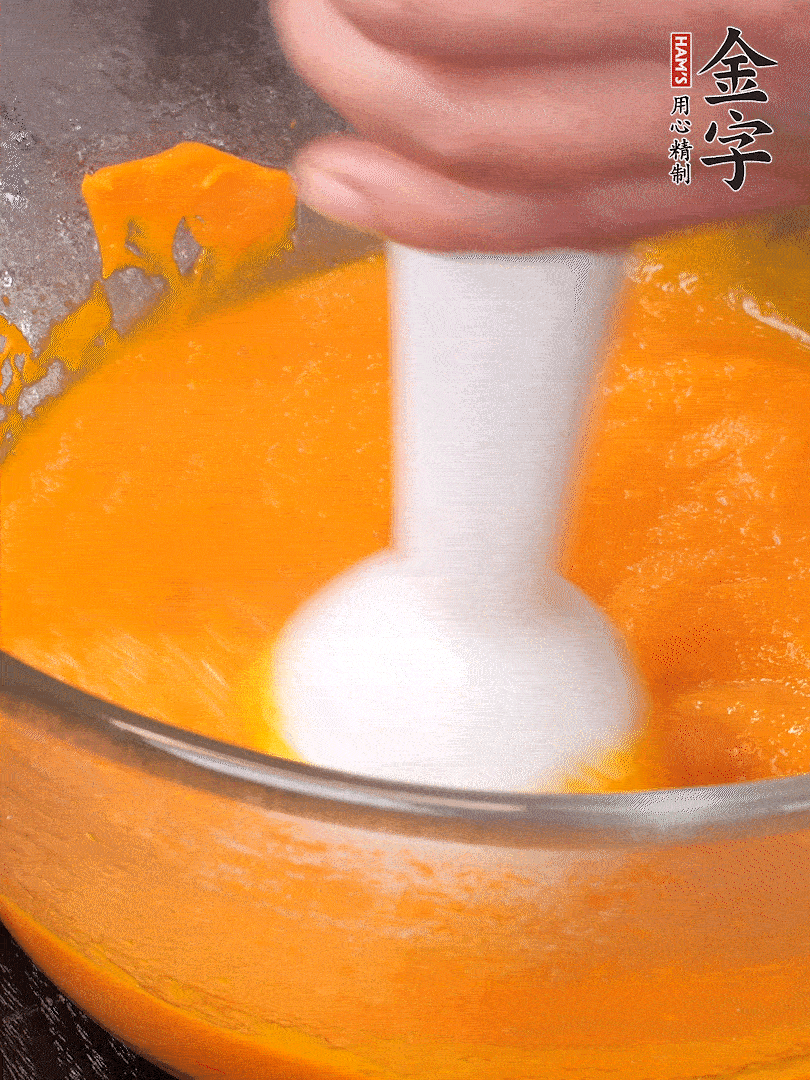 300g南瓜，去皮去瓤切滾刀塊，大火蒸8分鐘，料理機(jī)打成泥，篩網(wǎng)過篩成泥