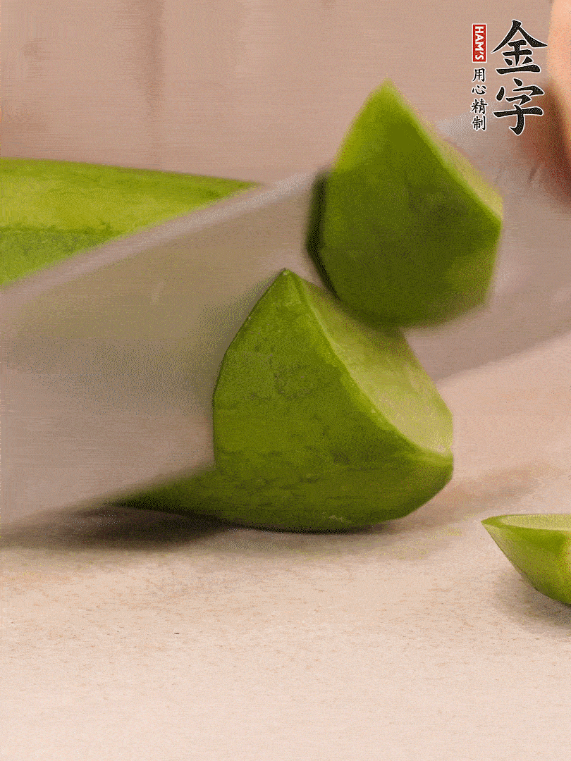 青、紅蘿卜洗凈，去皮切大塊