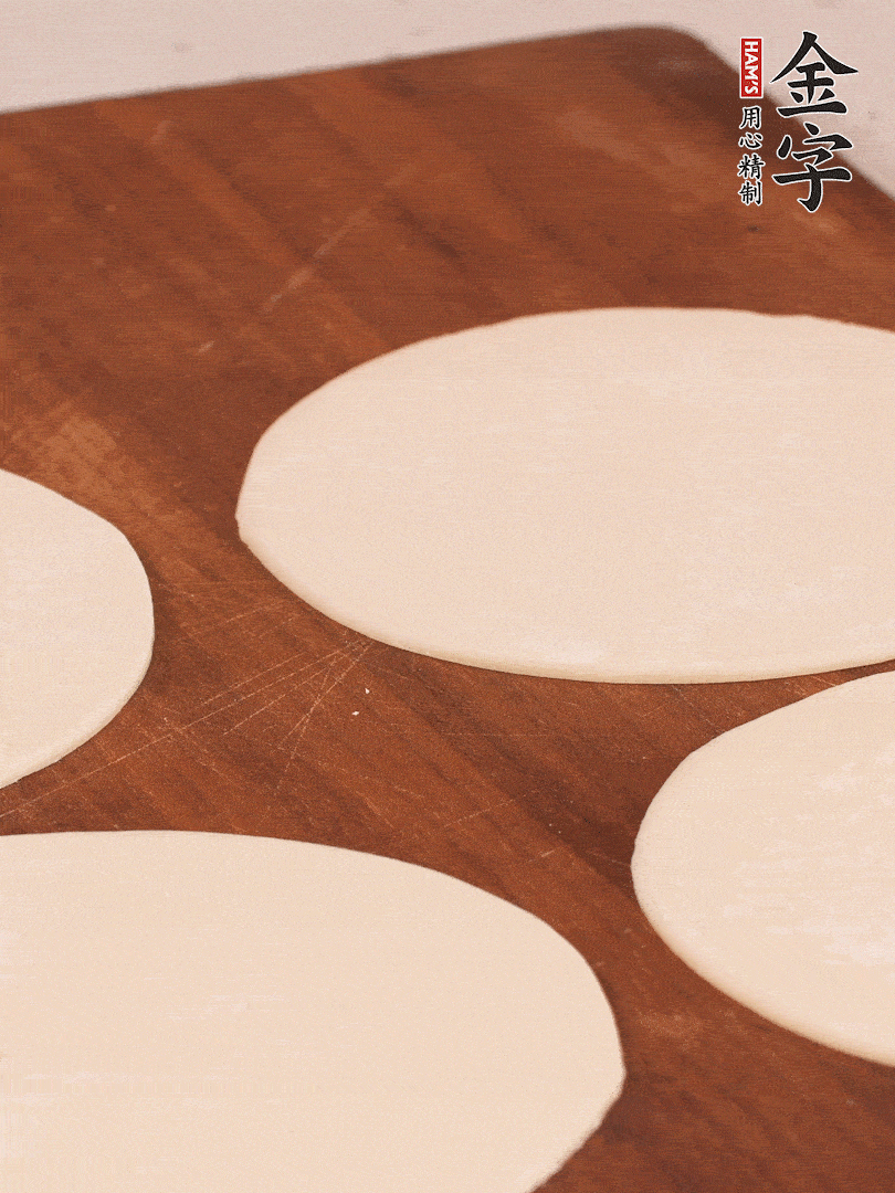 餃子皮均勻抹油，10張疊在一起，搟面杖搟開