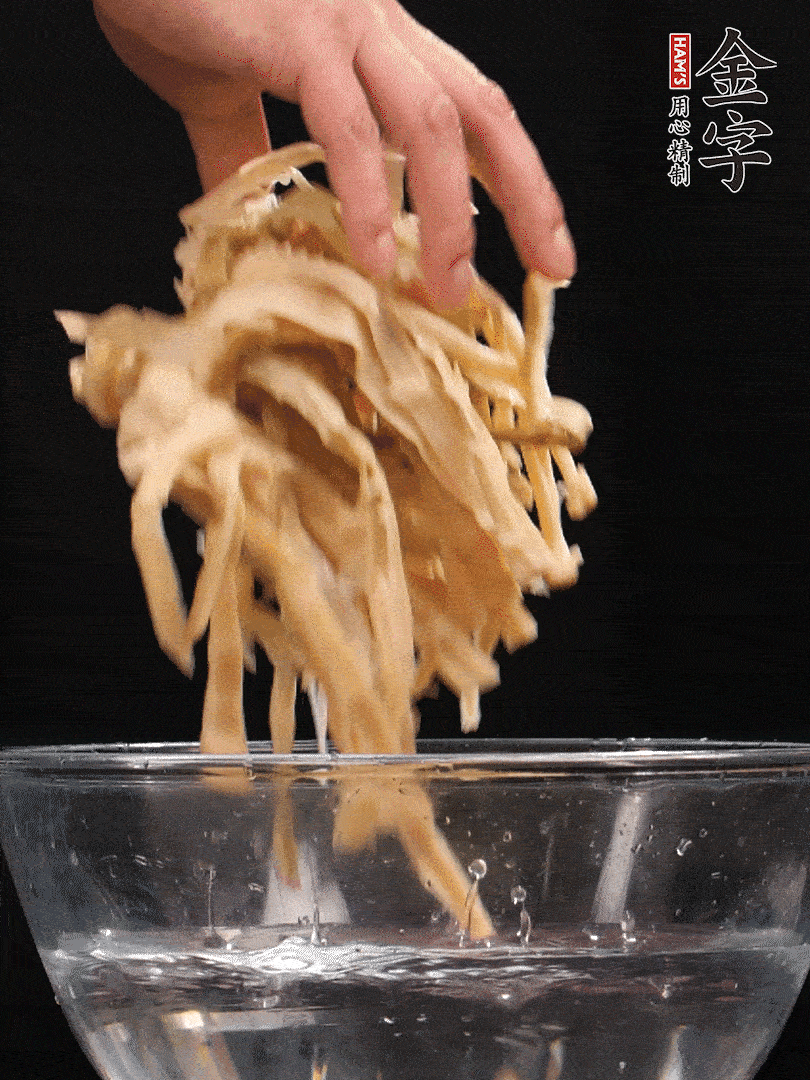 天目山筍干1把，清洗表面鹽分，用手撕成長(zhǎng)條