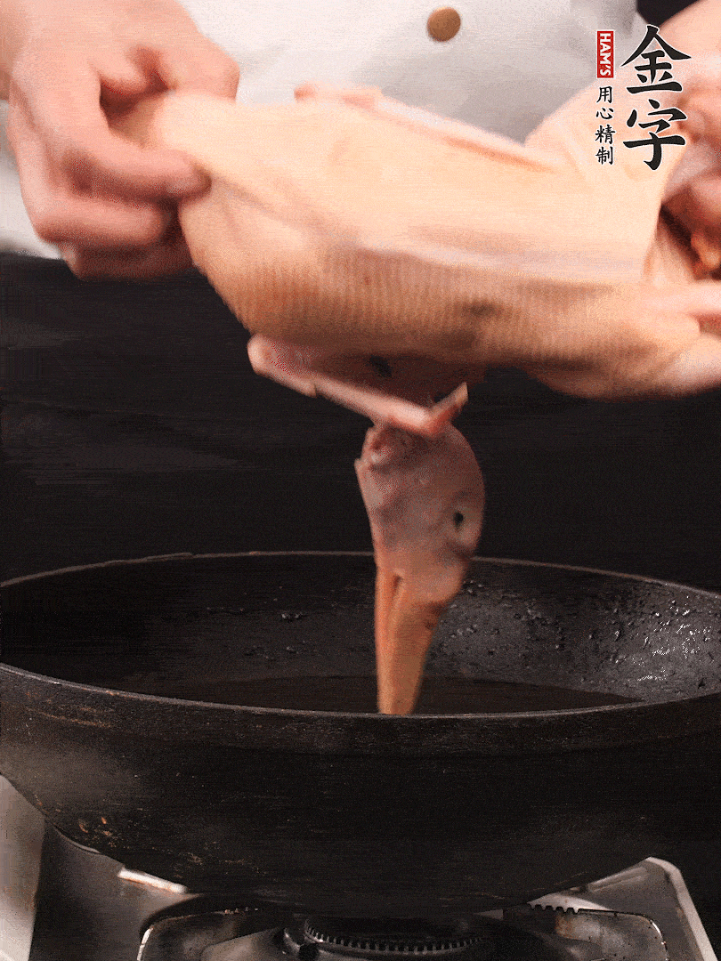 處理干凈的老鴨1只，黃酒小半碗，姜幾片，一起放入冷水，煮沸焯水3分鐘，去除血沫