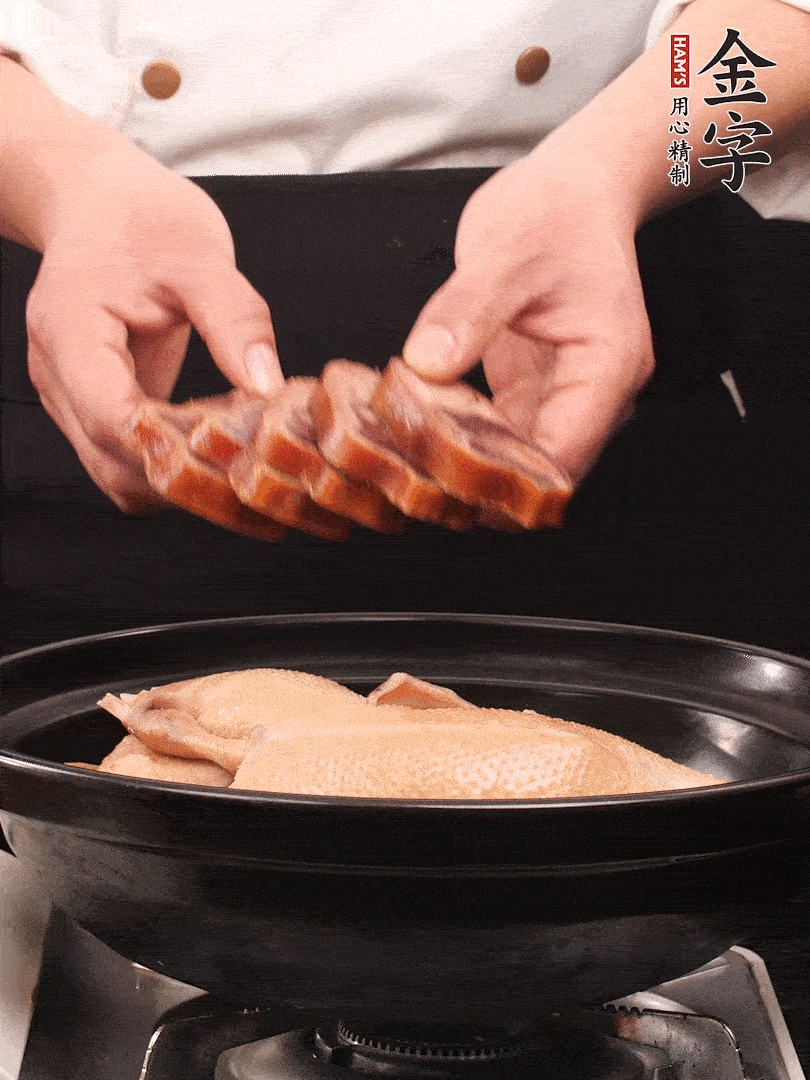 老鴨、金字火腿蹄片、筍干、姜片、蔥結(jié)，清水沒(méi)過(guò)鴨身2cm，加黃酒小半碗