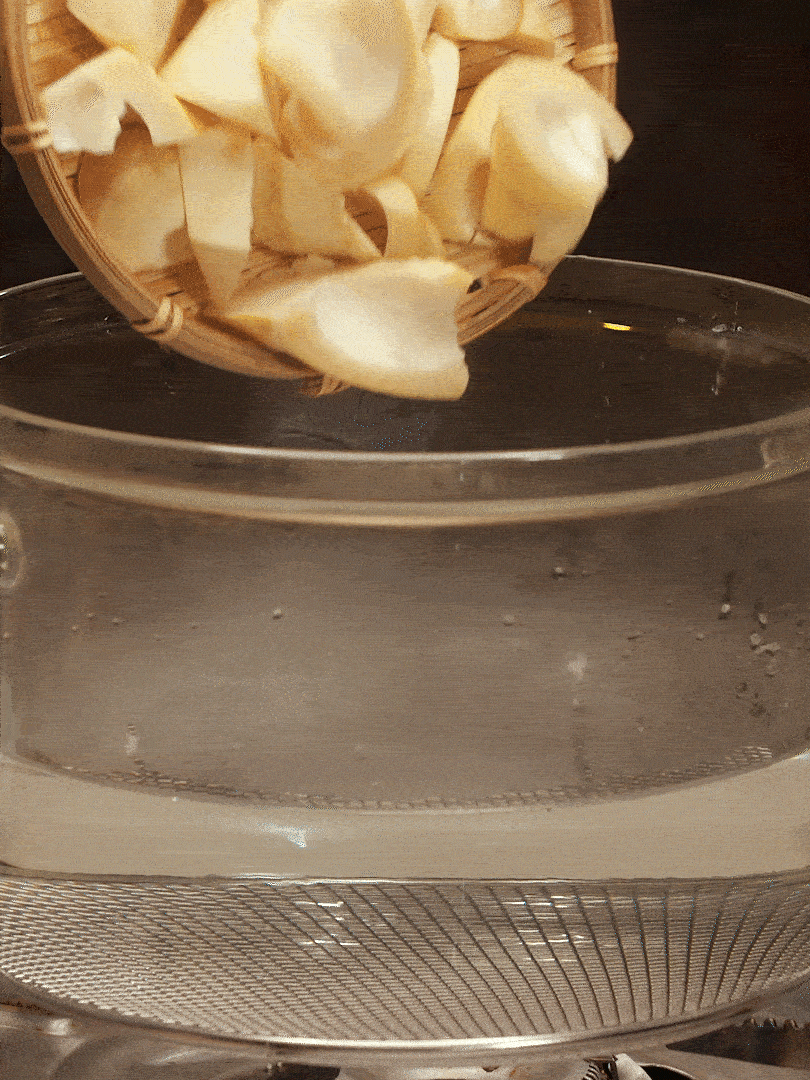 春筍切塊，焯水去除澀味