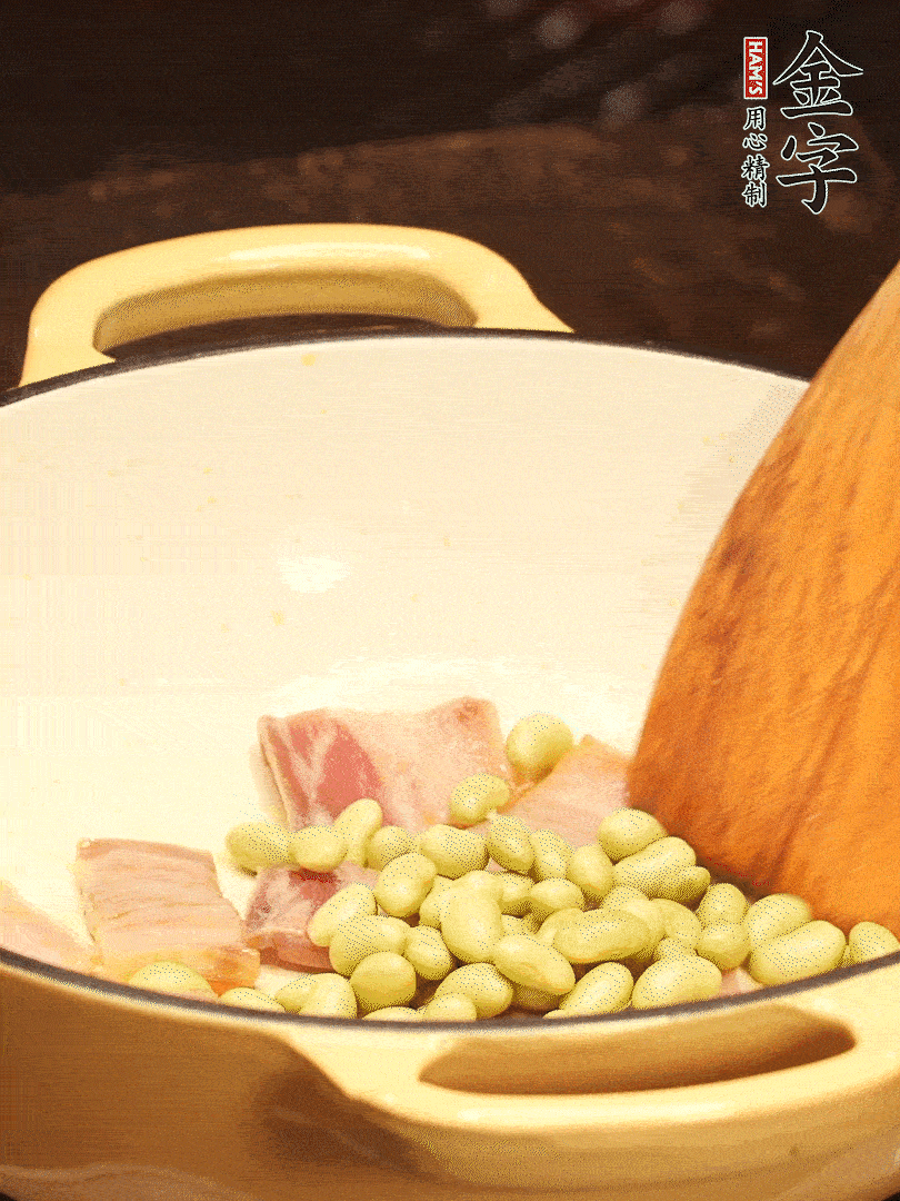 加入青豆、香菇翻炒出香味