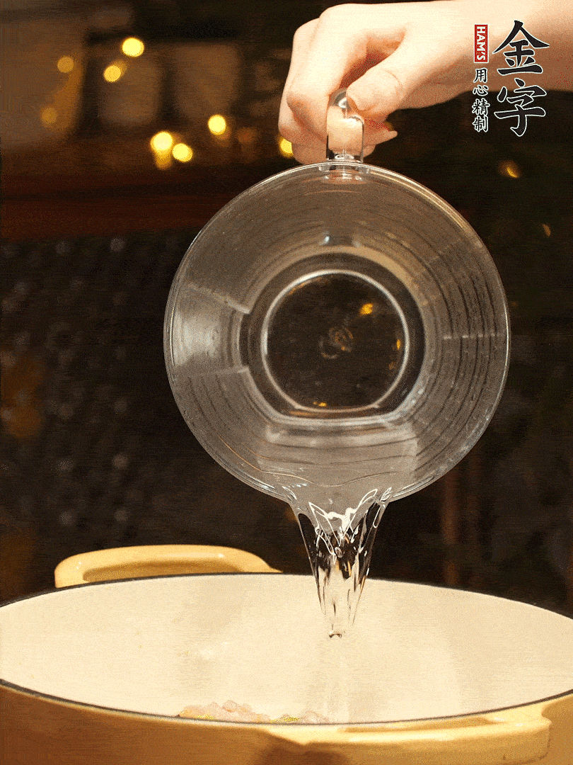 加入120ml水，蓋上蓋子燜幾分鐘撒上蔥花，美美的擺個(gè)盤(pán)~