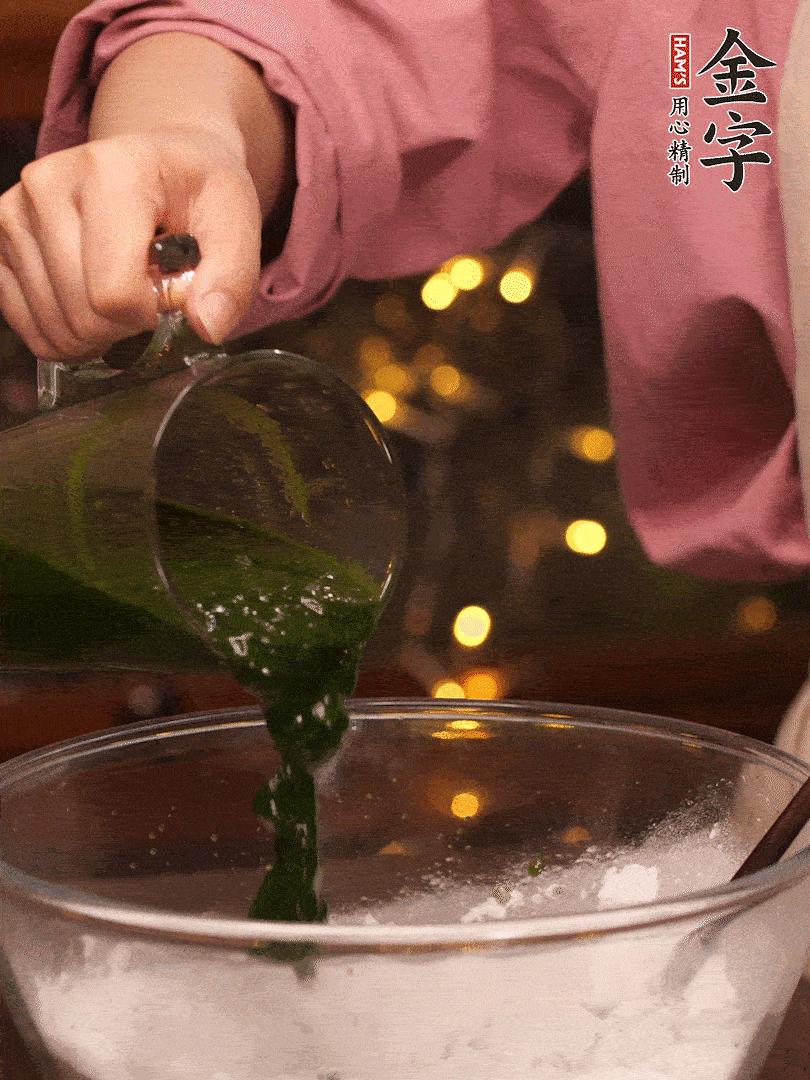 清明粿粉，分次加艾草泥，加點(diǎn)油揉2分鐘