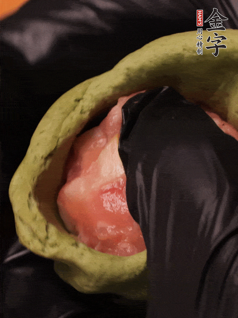 切成小劑子，中間壓個(gè)坑，做成碗狀，虎口慢慢收口