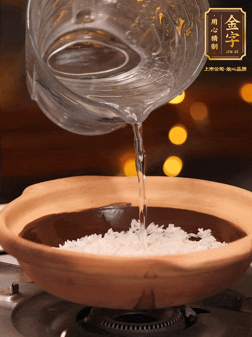 選一個(gè)中意的砂鍋加入1勺花生油并刷勻，倒入泡好的絲苗米、開大火煮至沸騰冒大泡后，轉(zhuǎn)中火蓋蓋燜煮5分鐘