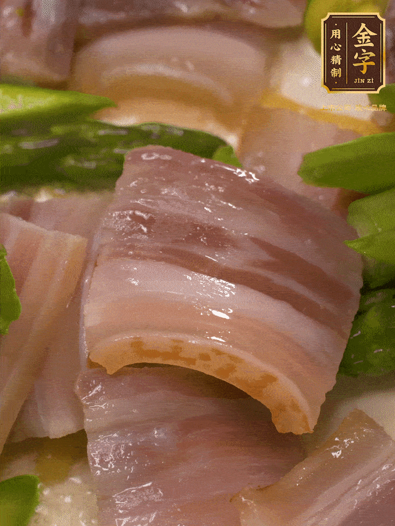 依次下蠶豆、蘆筍、白蘑菇翻炒均勻