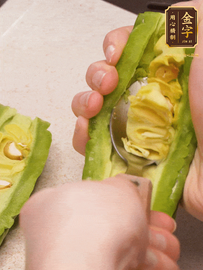 苦瓜從中間切開，把里面的瓢和籽全部挖干凈