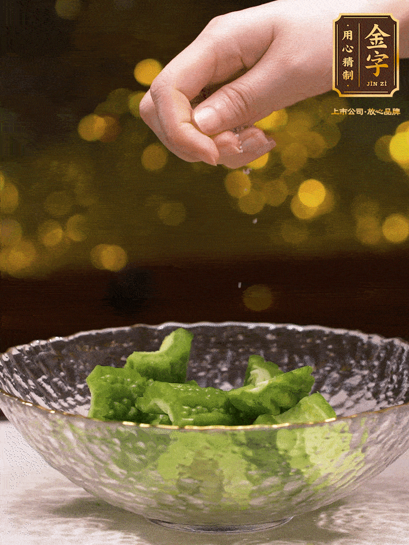 處理好的苦瓜切段（5cm），加點鹽鹽腌一下，去除一下苦味