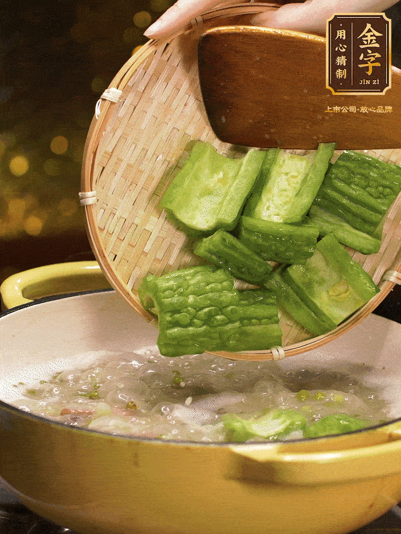 最后在放苦瓜燒開，放一點點調(diào)味糖，燉煮20分鐘