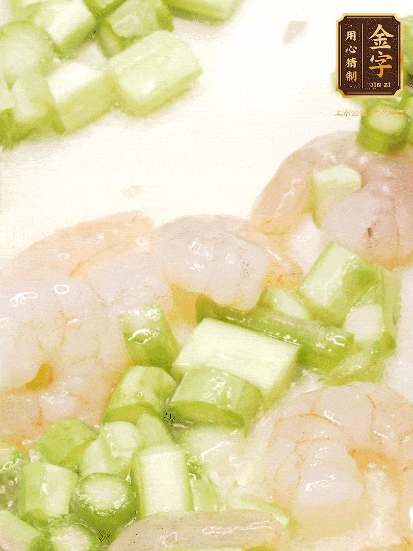 熱油煎香蝦仁，下香腸、蘆筍翻炒，盛出備用。