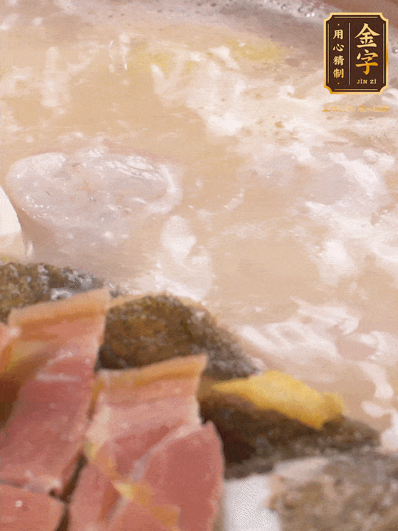 大火煮至沸騰后，轉(zhuǎn)至砂鍋中，繼續(xù)燉煮。這個(gè)時(shí)候可以放入一些自己喜歡吃的配菜比如蝦滑、內(nèi)酯豆腐來添味