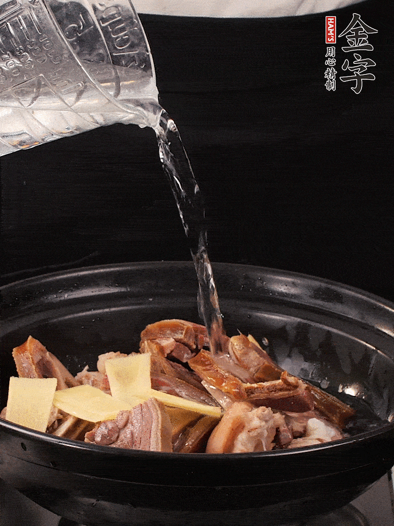 火腿、豬腳放到大砂鍋里，黃酒提鮮，蔥姜去腥，加2kg純凈水沒過食材。水一定要放足，中途最好不能加水