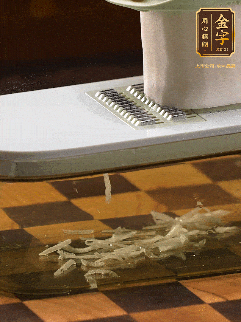 蘿卜切絲 ，加少許的鹽 抓拌均勻后，腌制十五分鐘