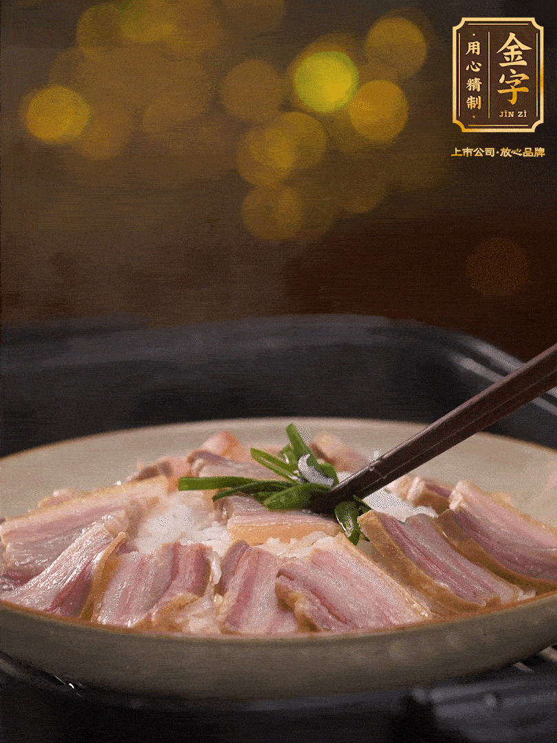 二十分鐘后關(guān)火，去除頂部的蔥段，最后撒上少許的蔥末，就完成了