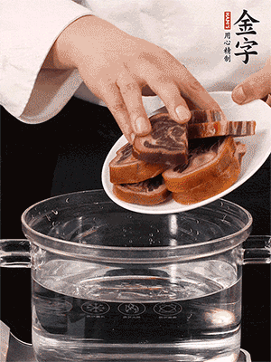 一包200g的金字火腿蹄片恰好搭配一個新鮮豬爪（豬腳）。都先加蔥姜、料酒焯水一遍，把血水清除后燉出來才能更清澈不油膩。