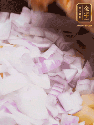 倒入洗干凈的大米、土豆丁、洋蔥碎、排骨、金字火腿xo醬、水