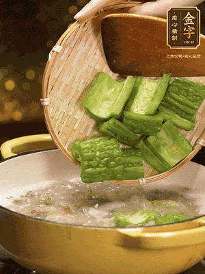 倒入熱水，和泡開的綠豆（連水）和火腿片，大火燒開燉一個小時