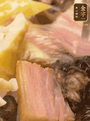 倒入滾燙的熱水，燉煮20分鐘，湯濃汁白