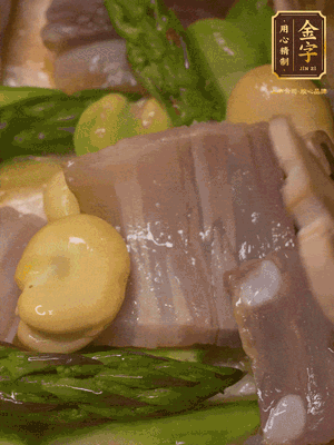 倒入熱水，燉煮10分鐘