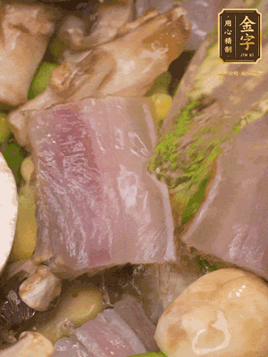 開蓋，放入河蝦繼續(xù)燜煮5分鐘