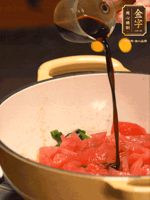 調(diào)味：1勺蠔油、1勺生抽、2轉(zhuǎn)胡椒粉和2勺番茄醬倒入400ml開水，燒至湯汁濃厚