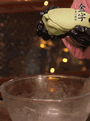 水里放點(diǎn)鹽，燒開后放艾草，一勺小蘇打，撈出浸入涼水，打成艾草泥