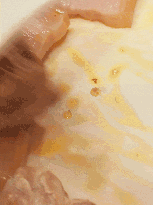 另起一鍋，將咸肉、鮮肉 翻炒出香味