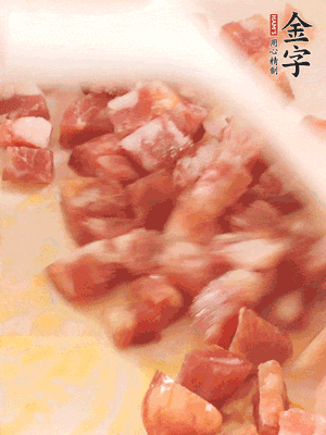 香腸炒出油脂，加入蠶豆煸炒