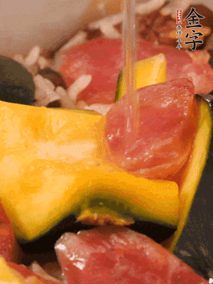 倒入溫開水，水量高出米面一個(gè)指節(jié)。