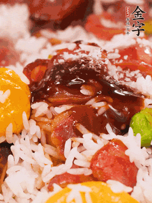 調(diào)醬汁，把蠔油：生抽：老抽：香油按1:2:1:0.5的比例。