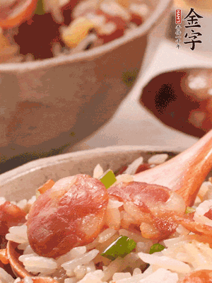 開(kāi)蓋后，沿鍋邊淋2大勺花生油，大火烤出鍋巴。輕輕翻拌一下，撒點(diǎn)蔥花。