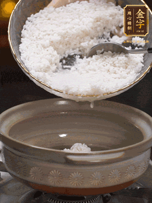 鍋底刷油，倒入米飯，水沒過即可，中小火燜10分鐘，戳幾個(gè)洞