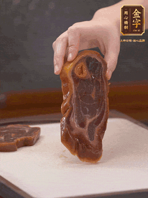 處理節(jié)瓜，刮掉表層的皮和毛，洗凈后去掉瓜蒂，切大塊