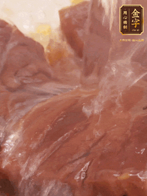 加熱水，2大勺料酒煮20分鐘，再下節(jié)瓜塊煮10分鐘即可