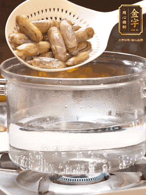 煮一鍋沸水，下蟶子汆燙30秒，撈出浸入冰水，取出蟶子肉