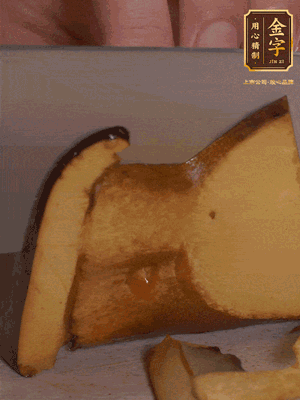 2個牛肝菌切丁，1個牛肝菌切片；金字香腸1根切丁，1根切片