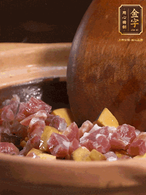 熱油下蒜片，倒入香腸丁、牛肝菌丁翻炒出香味