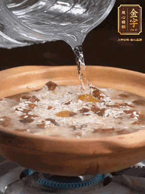 再倒入泡了30分鐘的大米翻拌均勻，加水稍微沒過（米水比例1:1），中火燜煮，到冒大泡，大致5分鐘