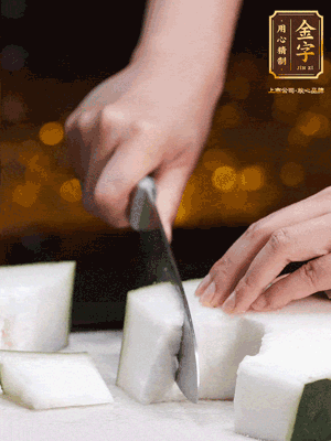 薏米提前浸泡好。冬瓜帶皮洗凈切塊